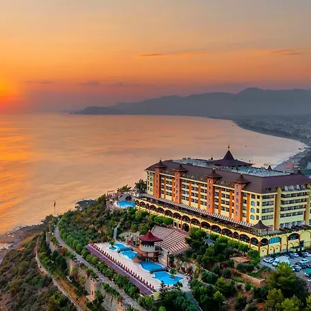Utopia World Resort 5*